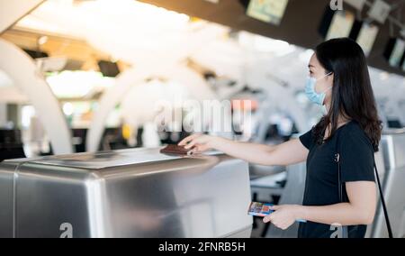 Die weibliche Fluggast in der Schlange bereiten sich auf die Bordkarte am Flughafen vor. Stockfoto
