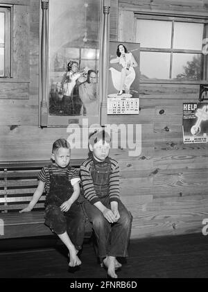 Zwei Jungen warten in J. H. Parham's Barber Shop, Centralhatchee, Georgia, USA, Jack Delano, U.S. Farm Security Administration, April 1941 Stockfoto