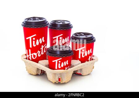 Calgary, Alberta, Kanada. 18.Mai 2021. Ein Trail mit Tim Hortons Kaffeetassen in vier verschiedenen Größen. Stockfoto