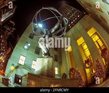 2004 HISTORISCHE WEIHNACHTSLICHTER ATLAS STATUE (©LEE LAWRIE 1937) ROCKEFELLER CENTER (©RAYMOND HOOD 1939) FIFTH AVENUE MANHATTAN NEW YORK CITY USA Stockfoto