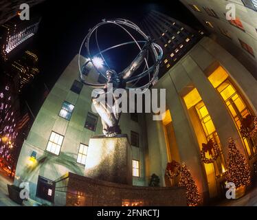 2004 HISTORISCHE WEIHNACHTSLICHTER ATLAS STATUE (©LEE LAWRIE 1937) ROCKEFELLER CENTER (©RAYMOND HOOD 1939) FIFTH AVENUE MANHATTAN NEW YORK CITY USA Stockfoto