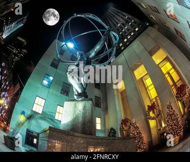 2004 HISTORISCHE WEIHNACHTSLICHTER ATLAS STATUE (©LEE LAWRIE 1937) ROCKEFELLER CENTER (©RAYMOND HOOD 1939) FIFTH AVENUE MANHATTAN NEW YORK CITY USA Stockfoto