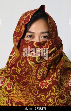 Frau mit Batik-Schal Stockfoto