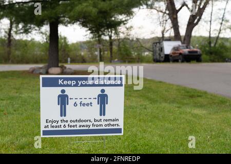 Soziale Distanzierungszeichen in einem öffentlichen Park während der COVID-19-Pandemie Stockfoto