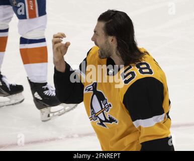 Pittsburgh Penguins Verteidiger Kris Letang (58) plädiert seinen Fall an die Beamten während der zweiten Periode erste Runde der NHL Stanley Cup Playoff-Serie gegen die Pittsburgh Penguins in PPG Paints Arena in Pittsburgh am Dienstag, 18. Mai 2021. Foto von Archie Pecenter/UPI Stockfoto