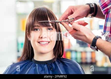 Friseur schneiden Frau knallt Haar im shop Stockfoto