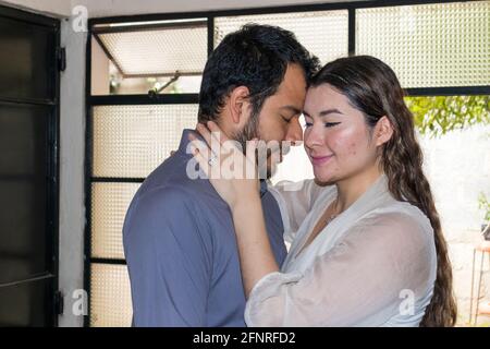 hispanische Paare in der Liebe umarmen einander Stockfoto