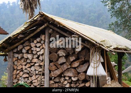 Feuerholz-Vorratshütte im Freien, Lagerraum offen und gut belüftet. Stockfoto