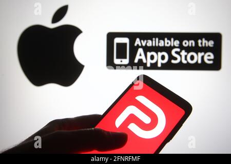 Ukraine. Mai 2021. In dieser Abbildung ist das Parler-Logo eines sozialen Netzwerks auf einem Smartphone-Bildschirm mit einem Apple-Logo im Hintergrund zu sehen. (Foto von Pavlo Gonchar/SOPA Images/Sipa USA) Quelle: SIPA USA/Alamy Live News Stockfoto