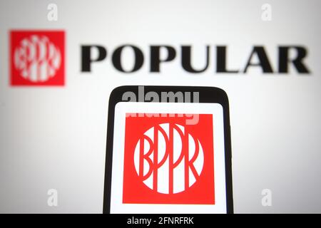 Ukraine. Mai 2021. In dieser Abbildung ist das Logo von Popular, Inc. (Popular Bank, Banco Popular) auf einem Smartphone und einem pc-Bildschirm zu sehen. (Foto von Pavlo Gonchar/SOPA Images/Sipa USA) Quelle: SIPA USA/Alamy Live News Stockfoto