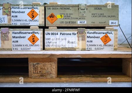 Calw, Deutschland. Mai 2021. Restmunition-Boxen sind in einem Munitionsdepot des Sonderkommandos der Bundeswehr (KSK) auf dem KSK-Gelände zu sehen. Quelle: Marijan Murat/dpa/Alamy Live News Stockfoto