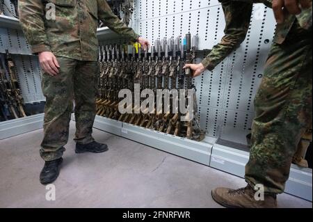 Calw, Deutschland. Mai 2021. Mitglied der Unterstützungskräfte des Bundeswehr-Spezialeinsatzkommandos (KSK) steht in einer Waffenkammer auf dem KSK-Gelände. Quelle: Marijan Murat/dpa/Alamy Live News Stockfoto