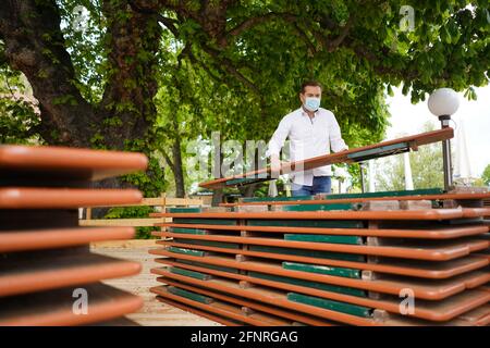 Berlin, Deutschland. Mai 2021. Mike Krage, Restaurantleiter des Restaurant- und Biergartens „Zollpackhof“, bereitet den Außenbereich für die Eröffnung vor. Quelle: Jörg Carstensen/dpa/Alamy Live News Stockfoto