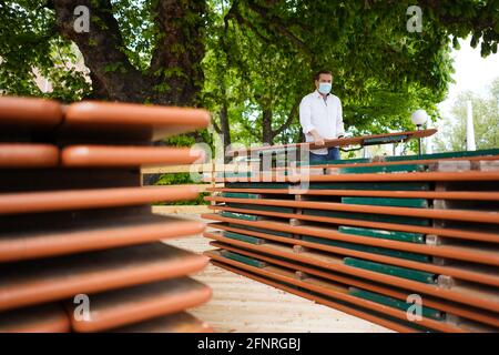 Berlin, Deutschland. Mai 2021. Mike Krage, Restaurantleiter des Restaurant- und Biergartens „Zollpackhof“, bereitet den Außenbereich für die Eröffnung vor. Quelle: Jörg Carstensen/dpa/Alamy Live News Stockfoto