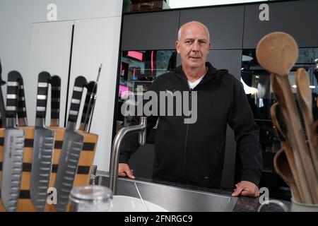 Hamburg, Deutschland. Mai 2021. Der ehemalige Nationalfußballer Mario Basler steht in einer Küche am Rande eines Werbeshootings für ein Currywurstgewürz (Schmagges). Kurz bevor Nationaltrainer Joachim Löw die Mannschaft für die Fußball-Europameisterschaft ernennt, bezweifelt Basler den Sinn, dass Thomas Müller wieder in die DFB-Mannschaft zurückkehrt. "Ich weiß nicht, ob es der richtige Zug oder das richtige Zeichen für die jungen Spieler ist, wenn ich einen Spieler zurückbringe, den ich in den letzten Jahren nicht mehr dabei hatte", sagte der Europameister von 1996 in Hamburg. Kredit: Marcus Brandt/dpa/Alamy Live Nachrichten Stockfoto