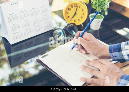 2018 Calendar Event Planner ist ausgelastet. Geschäftsfrau plant Agenda und Zeitplan immer mit Kalender, Uhr zum Festlegen des Terminplans. Frau Stockfoto