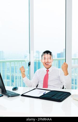 Asiatische broker Handel an der Börse im Büro damit Gewinn Stockfoto