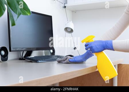 Desinfizierender Computer, antibakterielles Spray, Lappen, sicheres Arbeiten von zu Hause aus Stockfoto