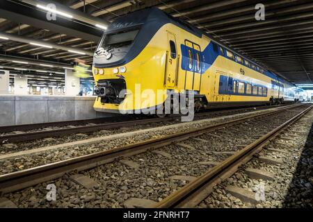 Zug am Hauptbahnhof in der Stadt Den Haag, Niederlande Stockfoto