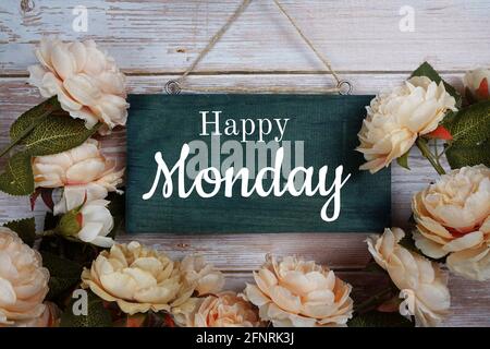 Happy Monday Typografie Text mit Blumendekoration auf Holzhintergrund Stockfoto