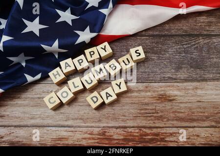 Happy Columbus Day Wort Alphabet Buchstaben mit USA Flagge auf Holz Hintergrund Stockfoto