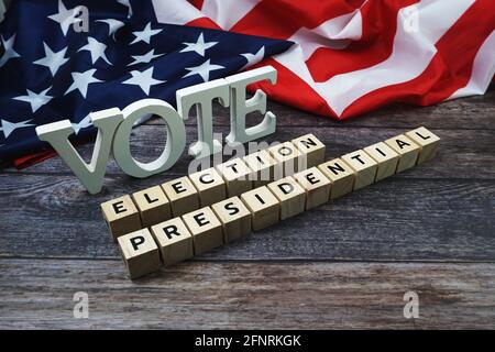 Wahl Wahl Präsidentenwort Alphabet Buchstaben mit USA Flagge auf Holzhintergrund Stockfoto