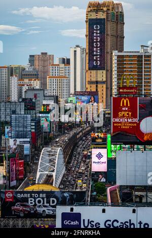 Tagesverkehr auf EDSA in Makati, Manila, Philippinen Stockfoto