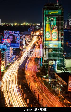 Nachtverkehr auf EDSA in Makati, Manila, Philippinen Stockfoto