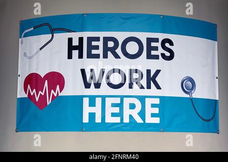 Am Montag, den 17. Mai 2021, in Montebello, ein Schild der Heldenarbeit hier im Reliant Urgent Care Center, Kalif. Stockfoto