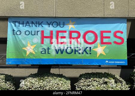 Ein Dankeschön an unsere Helden bei der Arbeit! schild am Kaiser permanente Medical Center, Dienstag, 18. Mai 2021, in Downey, Kalif. Stockfoto