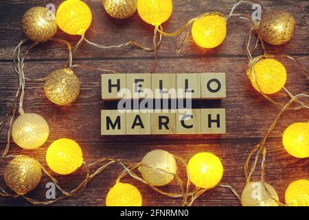 Hallo März Alphabet Letter mit LED-Baumwollkugeln auf hölzernem Hintergrund Stockfoto