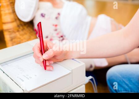 Hebamme, Prüfung Bauch der Schwangeren mit CTG Scannen in der Praxis Stockfoto