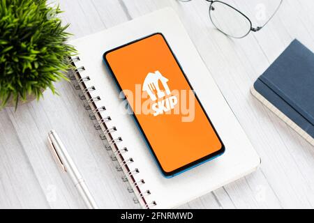 Assam, indien - 18. Mai 2021 : SkipTheDishes-Logo auf Telefonbildschirm Stock Bild. Stockfoto