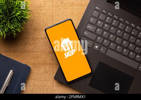 Assam, indien - 18. Mai 2021 : SkipTheDishes-Logo auf Telefonbildschirm Stock Bild. Stockfoto