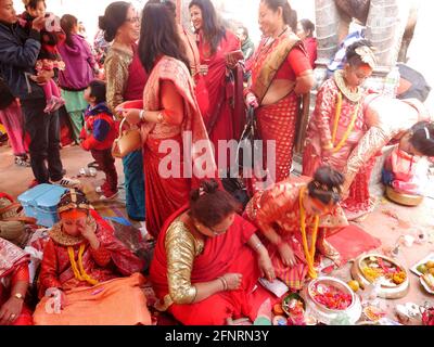 Nepalesisches Mädchen und nepalesische Menschen nehmen an der rituellen Auswahl der Zeremonie Teil Verarbeiten Sie Kumari Devi oder die lebende Durga-Göttin in Kathmandu Lalitpur Patan Bhaktapur Dur Stockfoto