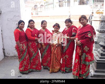 Nepalesisches Mädchen und nepalesische Menschen nehmen an der rituellen Auswahl der Zeremonie Teil Verarbeiten Sie Kumari Devi oder die lebende Durga-Göttin in Kathmandu Lalitpur Patan Bhaktapur Dur Stockfoto