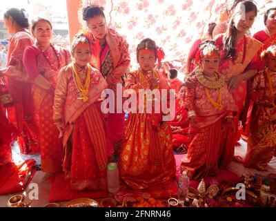 Nepalesisches Mädchen und nepalesische Menschen nehmen an der rituellen Auswahl der Zeremonie Teil Verarbeiten Sie Kumari Devi oder die lebende Durga-Göttin in Kathmandu Lalitpur Patan Bhaktapur Dur Stockfoto