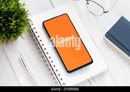 Assam, indien - 18. Mai 2021 : Talabat-Logo auf dem Telefonbildschirm. Stockfoto