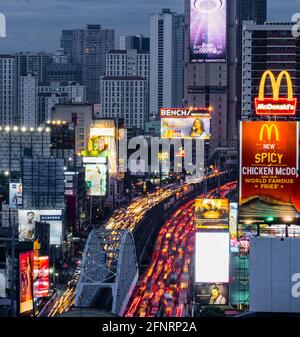 Abendlicher Pendelweg mit EDSA in Metro Manila, Philippinen Stockfoto