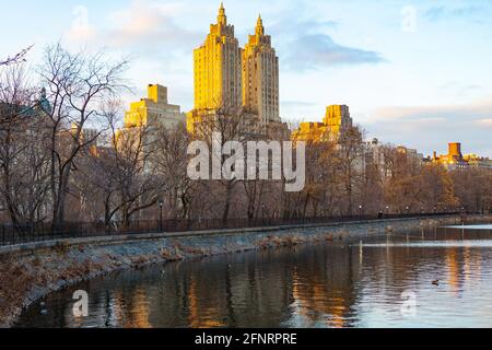 Jacqueline Kennedy Onassis Reservoir und Gebäude entlang des Central Park West, im Winter, Manhattan, New York. Stockfoto