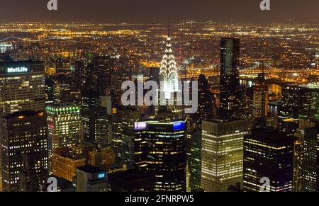 New York City, NY, USA - 28. Dezember 2013 : Blick von Manhattan bis nach Queens bei Nacht. Stockfoto