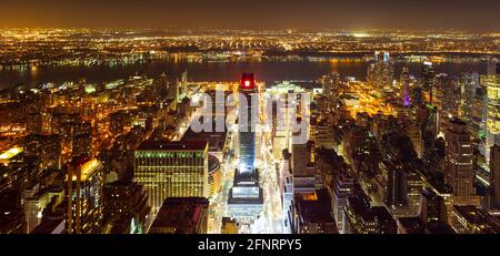 Blick über Manhattan West und Pennsylvania Station bei Nacht, über den Hudson River in Richtung Jersey City. Stockfoto