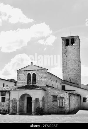 Mittelalterliche Kirche von Santa Maria Infraportas in Foligno, Eingang mit Veranda mit Bögen, schöner Glockenturm, schwarz-weiß Fotografie Stockfoto