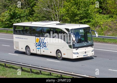 Alfa travel; Mercedes Benz 11967cc Diesel, beige BX14LCP; Bustour, Busrouten, PSV-Verträge, Privatmiete, Tagesausflüge und Urlaubsreisen für Passagiere auf der M6 in Manhester Stockfoto