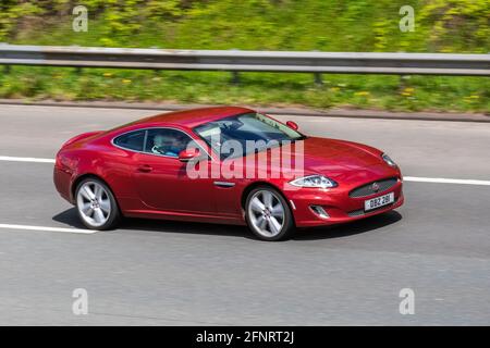 2014 roter Jaguar Signature Auto; Fahrzeugverkehr, bewegliche Fahrzeuge, Autos, Fahrzeug auf britischen Straßen, Motoren, Fahren auf der Autobahn M6, britisches Straßennetz. Stockfoto