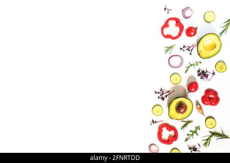 Kreatives Layout von Tomaten, Gurken, Paprika, Avocados und Salaten. Flach legen. Food-Konzept. Platz für Ihren Text. Stockfoto