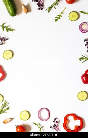 Kreatives Layout von Tomaten, Gurken, Paprika, Avocados und Salaten. Flach legen. Food-Konzept. Platz für Ihren Text. Stockfoto