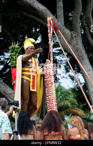 Die Drapierung der Leis Zeremonie während der King Kamehameha Day Feierlichkeiten in Kapa'au, Nord-Kohala, Big Island, Hawaii. Stockfoto