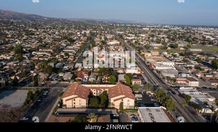 Sonnenuntergangs-Luftaufnahme des Stadtkerns von La Habra, Kalifornien, USA. Stockfoto