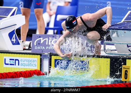 BUDAPEST, UNGARN - MAI 17: Femke Heemskerk aus den Niederlanden tritt beim Frauen 50m Freistil Preliminary während des len European Aquatics CHAMP an Stockfoto